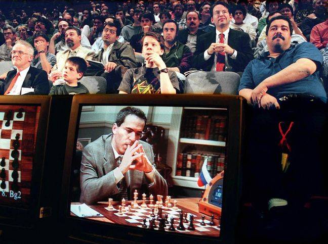 En mai 1997, le Russe Garry Kasparov avait perdu contre l'ordinateur d'IBM Deep Blue. Des fans d'échecs avaient assisté à la retransmission de la partie depuis New York.
