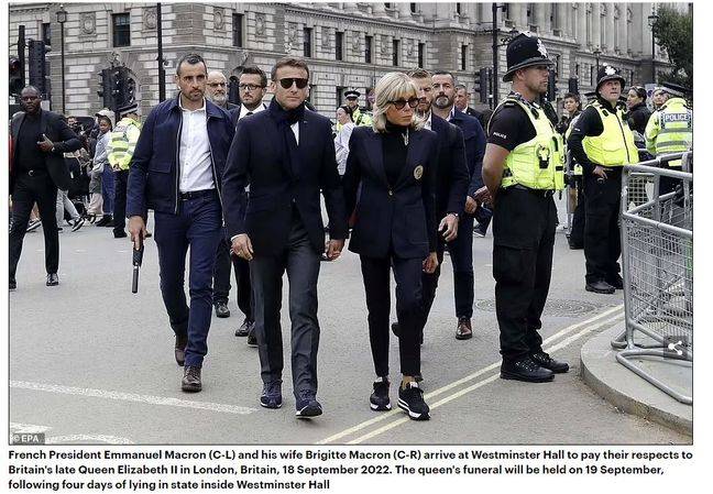 L'article du Daily Mail laisse penser que le président de la République et son épouse se sont rendus devant le cerceuil de la reine dans cette tenue