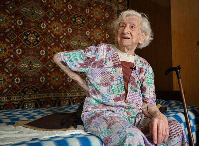 Lioubov Petoukhova, 99 ans pour deux mois encore, est à peine adulte quand les siens quittent précipitamment la région de Vinnytsia (centre), direction l’Ouzbékistan. Dans son village de Botvino, qui n’existe plus aujourd’hui, « tous » les juifs demeurés sur place ont été « torturés, assassinés »