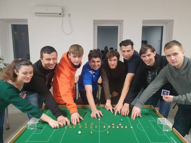 Thomas Ponté, au centre avec le maillot de l'équipe de France, ici au printemps dernier lors d'un entraînement de football de table avec des joueurs ukrainiens à Odessa.