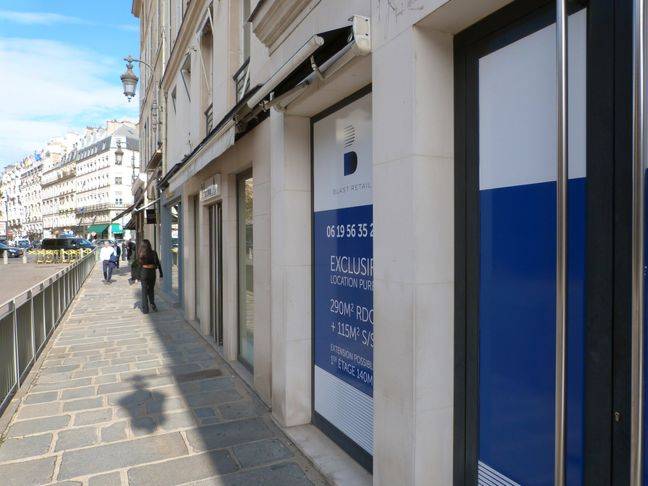 Des locaux cherchent preneurs sur cette artère parisienne du luxe.
