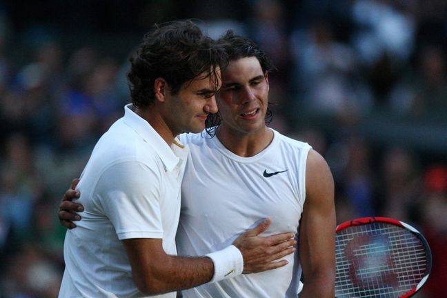 Federer et Nadal après la fameuse finale de Wimbledon terminée à la bougie en 2008.