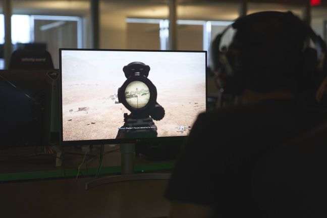 Un employé d'Activision Blizzard teste une version de "Call of Duty", en 2022.