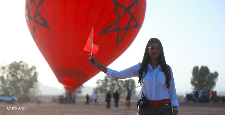 Ciel d’Afrique rend hommage au Maroc : Une montgolfière aux couleurs du drapeau marocain survole l’Atlas