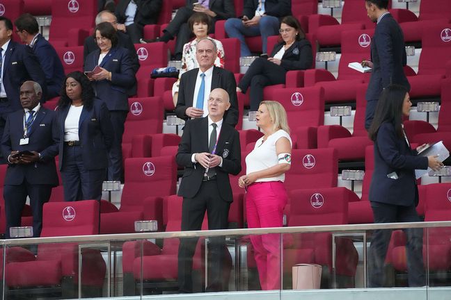 La ministre allemande de l'Intérieur Nancy Faeser avec le brasard "One Love" lors de la Coupe du monde au Qatar.
