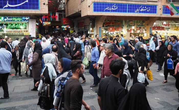 Gens dans les rues de la capitale de l'Iran, Teheran.