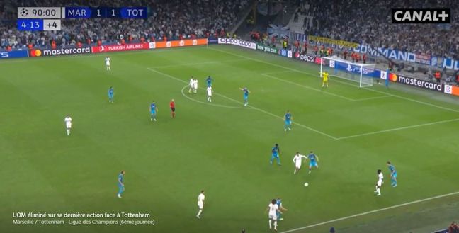 Le milieu de terrain de l'Olympique de Marseille Mattéo Guendouzi perd le ballon en cherchant Under plutôt que de centrer vers les trois Marseillais dans la surface de réparation de Tottenham.