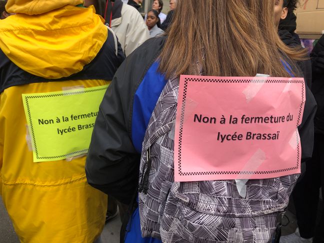 Manifestation de lycéens, lycéennes, profs et syndicats le mardi 8 novembre devant le Conseil régional d'Ile-de-France contre la fermeture de neuf lycées à Paris.