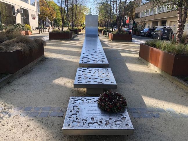 Le mémorial en hommage aux victimes des attentats du 16 mars 2016 à Bruxelles, situé Petite rue de la Loi, dans le quartier des institutions européenes.