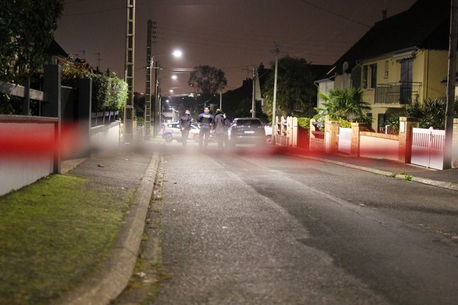 La police a bouclé la rue de la Table Ronde pendant des heures mercredi après la découverte de trois corps sans vie dans un pavillon de ce lotissement tranquille proche de Rennes.