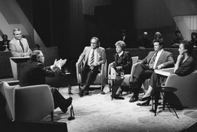 Scène d un débat télévisé dans les années 1990.