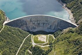vue aérienne d un barrage