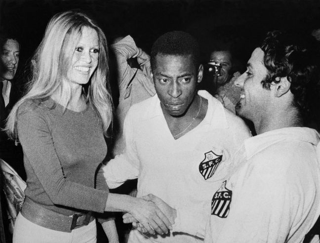Brigitte Bardot et Pelé le 1er avril 1971 à Colombes, avant le match entre Santos et une sélection française à Colombes.