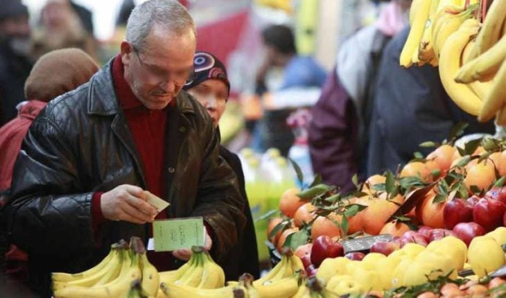 Un Algérien au marché des fruits et légumes