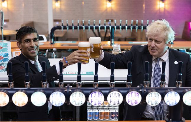 Le Premier ministre britannique Boris Johnson, à droite, avec le chancelier de l'Echiquier Rishi Sunak lors d'une visite à la Fourpure Brewery à Londres, le mercredi 27 octobre 2021.