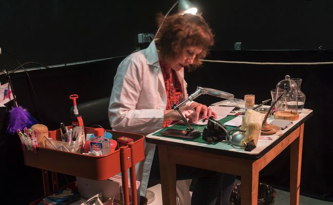 Claudine Orvain fabrique les cure-dents dans son atelier à partir de tous les objets qui lui tombent sous la main.
