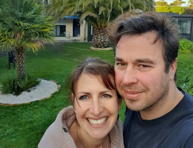 En Bretagne, Marlène Dupont et Alex Polge ont acheté la crêperie du Pêcheur (en arrière plan) en 2019. Depuis, le couple s'écharpe avec un voisin qui se plaint du bruit et des odeurs.