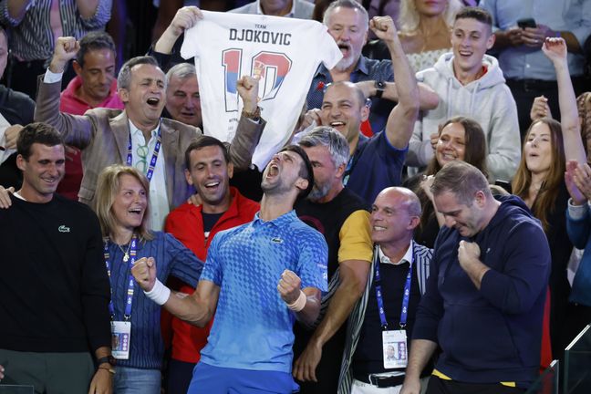 Novak Djokovic avec son équipe, dont sa mère, Dijana, deuxième à gauche, après la finale du simple masculin à l'Open d'Australie à Melbourne, le dimanche 29 janvier 2023.
