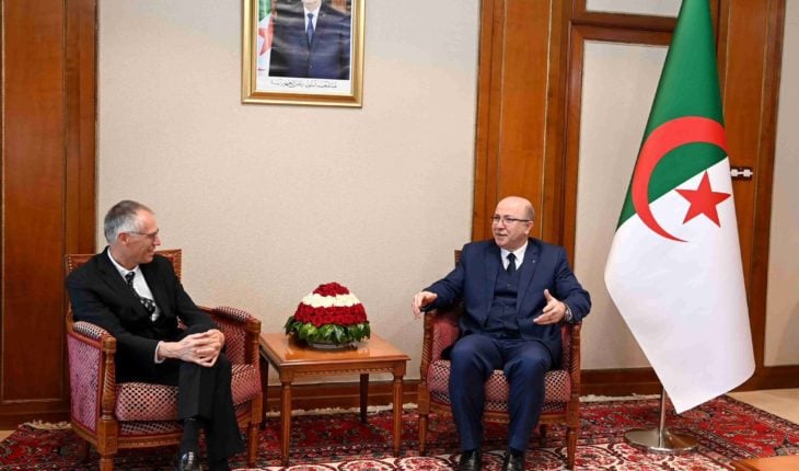 Le premier ministre algérien reçoit le PDG de Stellantis