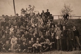 Photo de groupe d internés dans un camp d internement de la Seconde Guerre mondiale