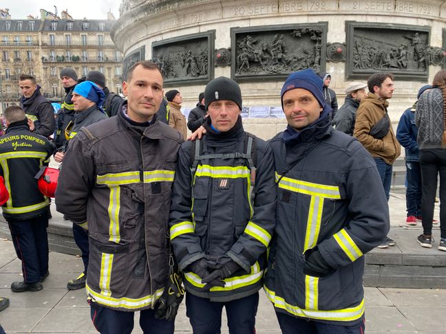 Jean-François (à droite), sapeur-pompier des Yvelines, est venu avec ses collègues défendre sa profession face à une réforme des retraites qu'il trouve injuste.