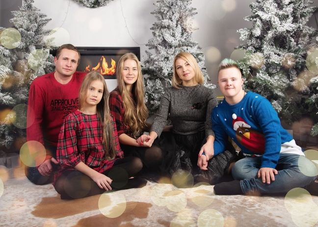 Le portrait de la famille Horpenchenko à Noël en 2021 à Kiev, quelques semaines avant le début de la guerre. De gauche à droite, Dmytro, le père, Anna, la benjamine, Viktoriia, la cadette, Olena, la mère et Danylo l'aîné.