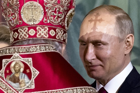 Putin mit dem Schatten eines Kreuzes auf der Stirn