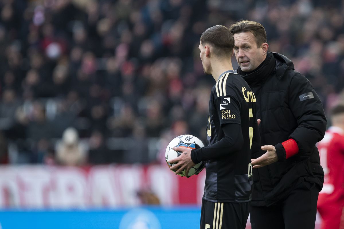 Standard's Alexandro Calut and Standard's head coach Ronny Deila pictured during a soccer match between RAFC Antwerp and Royal Standard de Liege, Sunday 22 January 2023 in Antwerp, on day 22 of the 2022-2023'Jupiler Pro League' first division of the Belgian championship. BELGA PHOTO KRISTOF VAN ACCOM