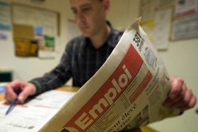 Un demandeur d emploi regarde les annonces dans le journal