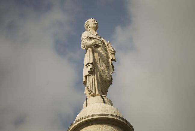 La statue de Louis XVI en empereur romain au sommet d'une colonne, place Foch à Nantes.