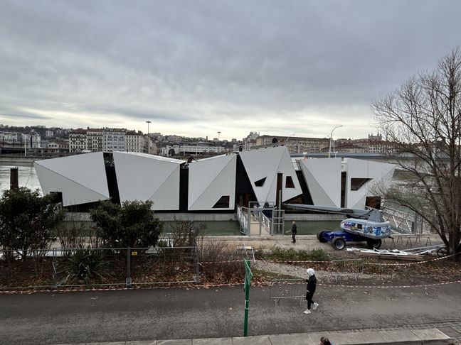 L'Ile Ô, amarré sur le Rhône à Lyon, est le premier théâtre qui flotte du monde selon ses concepteurs