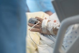 Appareil pour mesurer la tension sur un doigt dans un lit d hôpital
