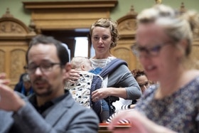 Femme avec un enfant dans la salle du conseil national