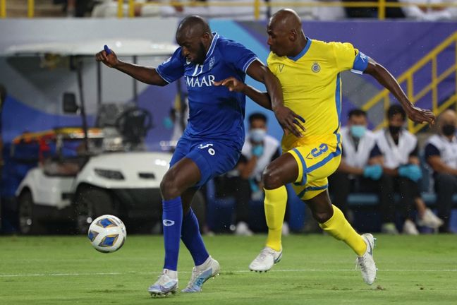 L'attaquant franco-malien d'Al-Hilal Moussa Marega (à gauche) contre le défenseur d'Al-Nassr Abdullah Madu, le 19 octobre 2021 lors de la demi-finale de la Ligue des champions asiatique au Mrsool Park, l'enceinte d'Al-Nassr.