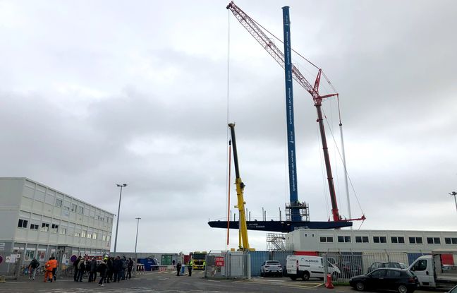 Un mât prototype de 78 m de haut est installé depuis le 13 janvier sur le port de Saint-Nazaire.