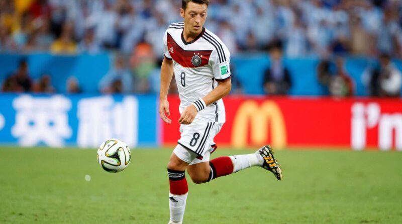 Allemagne : Le champion du monde Mesut Özil prend sa retraite