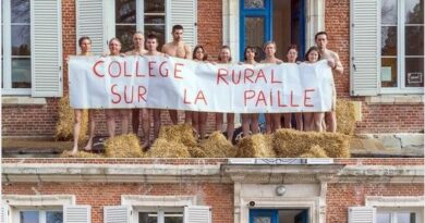 Ardennes : Des professeurs posent nus devant leur collège menacé par des fermetures de classes