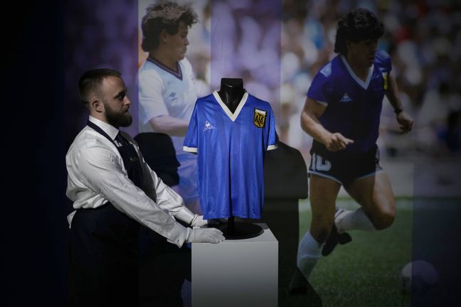 Le très cher maillot de l'Argentine porté par Diego Maradona lors du quart de finale de la Coupe du monde 1986 contre l'Angleterre a été vendu 9,3 millions de dollars le 4 mai 2022 à Londres. Oui, celui de la « main de Dieu » et du « but du siècle ».