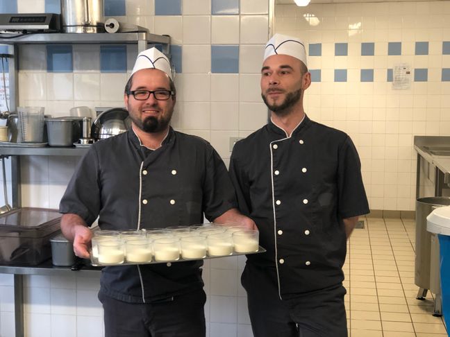 Davy Mineau (à droite) et Xavier Angibaud sont les deux cuisiniers de la cantine du collège Hector Berlioz à Nantes.