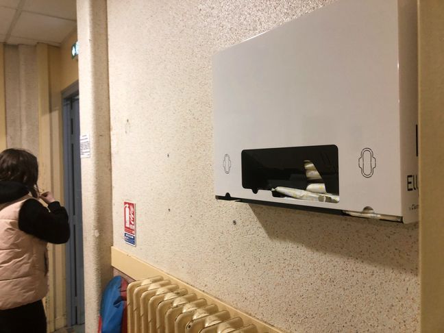 Au collège Dugay-Trouin de Saint-Malo, un distributeur de protections hygiéniques a été installé dans un couloir.