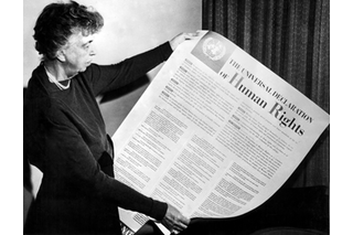 Eleanor Roosevelt tenant une copie de la Déclaration des droits de l homme