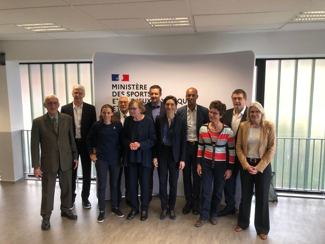 Les douze membres du comité national d'éthique dans le sport entourant la ministre des Sports Amélie Oudéa-Castera, le 29 mars 2023 à l'Insep.