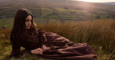 « Emily » : Emma Mackey éblouit dans le rôle délicat de la romancière Emily Brontë