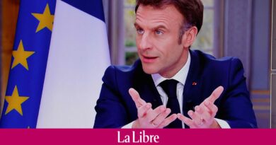 Emmanuel Macron a-t-il enlevé sa "montre de luxe" pendant son interview "au moment de parler des smicards" ?