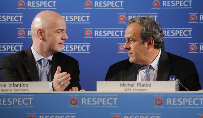 Ici en février 2014 lors d'une conférence de presse avant le tirage au sort des matchs de qualification pour l'Euro 2016, Gianni Infantino était dans l'ombre de Michel Platini à l'UEFA. Avant de bondir en pleine lumière pour prendre la succession de Sepp Blatter à la tête de la Fifa.