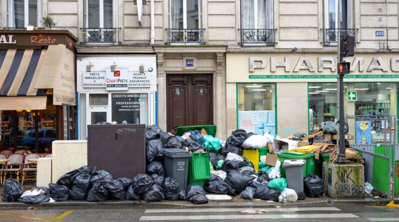 Grève des éboueurs à Paris : Darmanin demande que la mairie réquisitionne du personnel