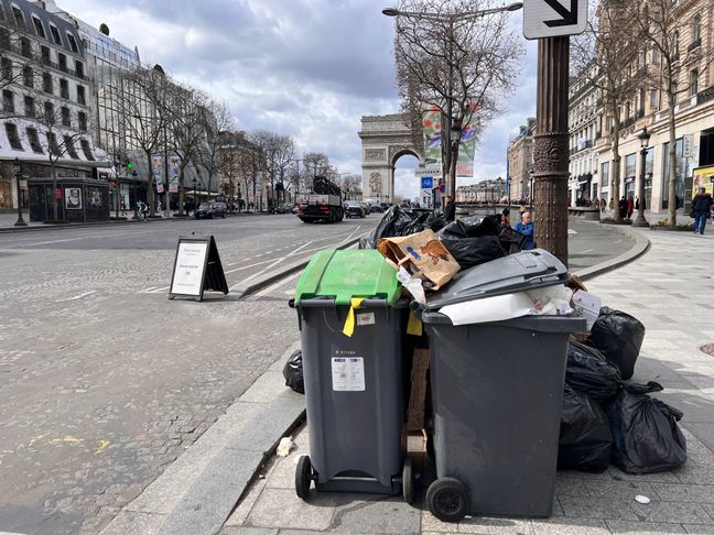 Les Champs-Elysées, bien qu'épargnés par l'amoncellement de déchets gardent quelques traces de la situation.