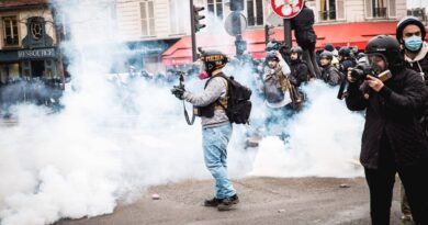Grève du 28 mars : Deux journalistes de BFMTV agressés dans le cortège parisien, la chaîne va porter plainte