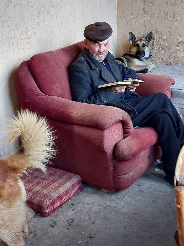 Sergiy patiente sur son sofa en attendant la reconstruction de sa maison.