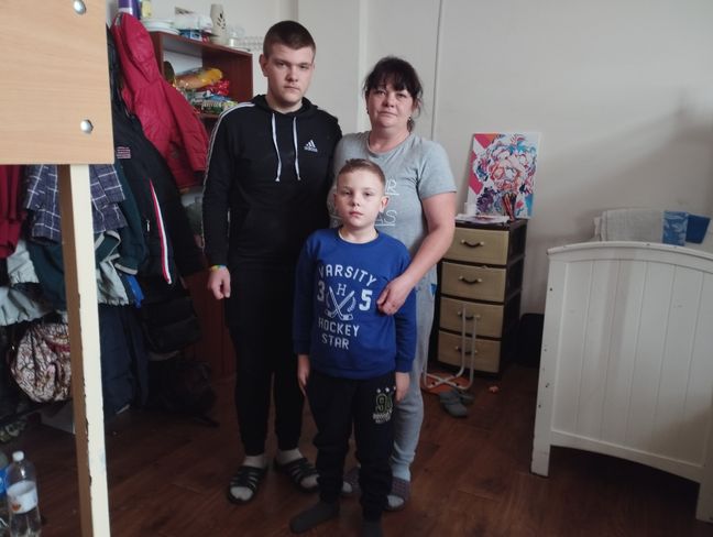 Olena avec ses deux fils Rouslan,13 ans, et Rostyslav, 8 ans, sont arrivés dans le centre le 8 février, d'un village de l'oblast de Donetsk.